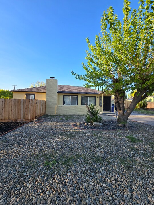 1201 Floyd Ave in Modesto, CA - Building Photo