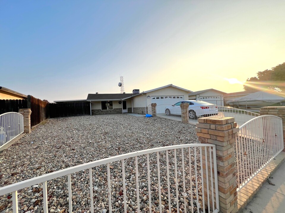 1213 McKinley Ave in Bakersfield, CA - Building Photo