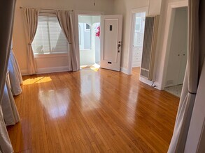 218 Strand St, Unit 218 and a half in Santa Monica, CA - Foto de edificio - Building Photo