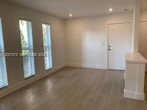 6310 SW 79th St in South Miami, FL - Foto de edificio - Building Photo