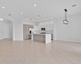 3055 NW 126th Ave in Sunrise, FL - Foto de edificio - Building Photo