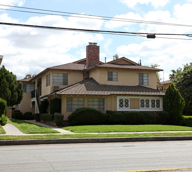 5700 Kester Ave in Van Nuys, CA - Foto de edificio - Building Photo