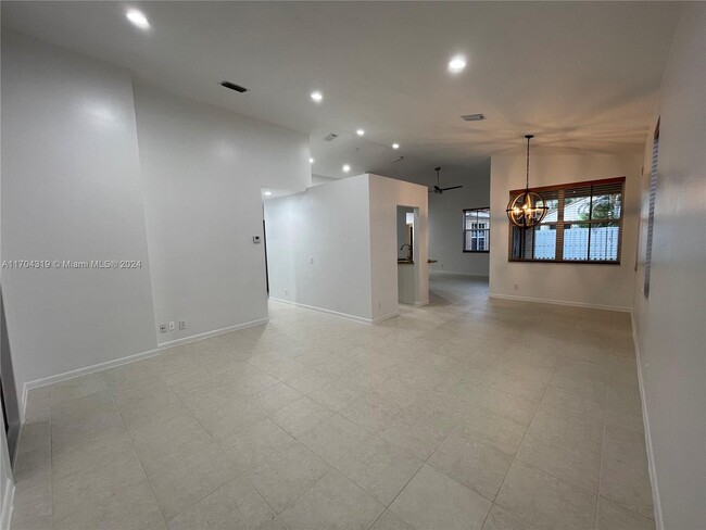 735 Sand Creek Cir in Weston, FL - Building Photo - Building Photo