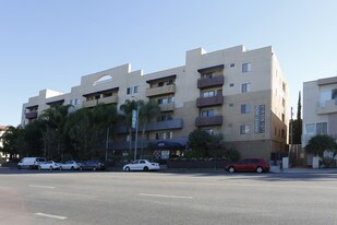 Vue at Laurel Canyon in Valley Village, CA - Building Photo