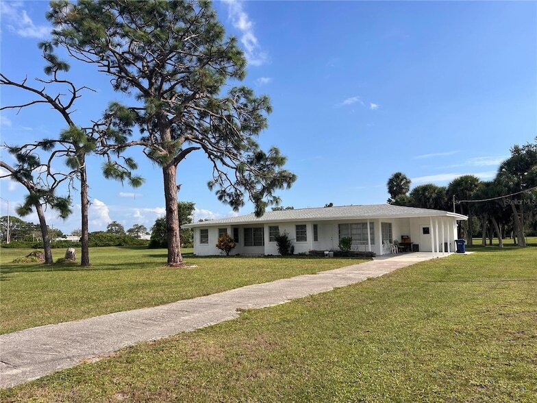 641 E Dearborn St in Englewood, FL - Foto de edificio