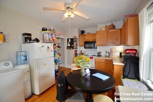 8 Trafford St, Unit 2 in Quincy, MA - Building Photo