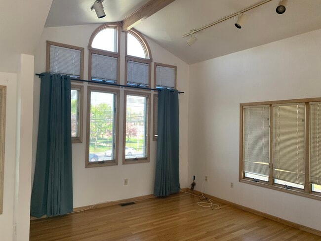 227 N Main St, Unit Above Salon in Stafford Township, NJ - Foto de edificio - Building Photo