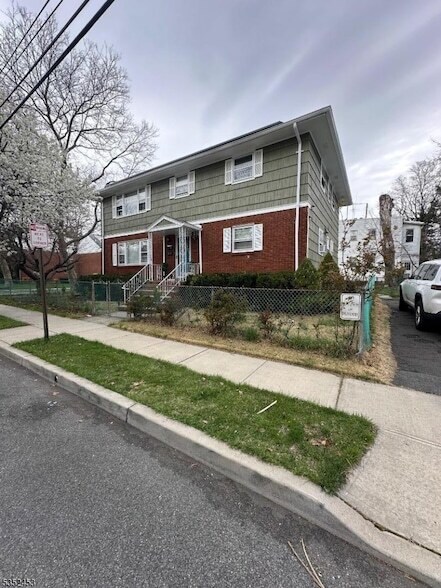 739 Burnside St, Unit 2 in Orange, NJ - Building Photo
