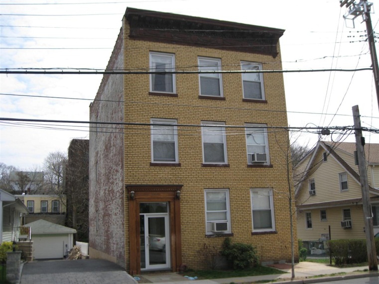 106 Fourth Ave in Pelham, NY - Foto de edificio