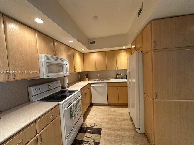 5600 Collins Ave, Unit 10 U in Miami Beach, FL - Building Photo - Building Photo