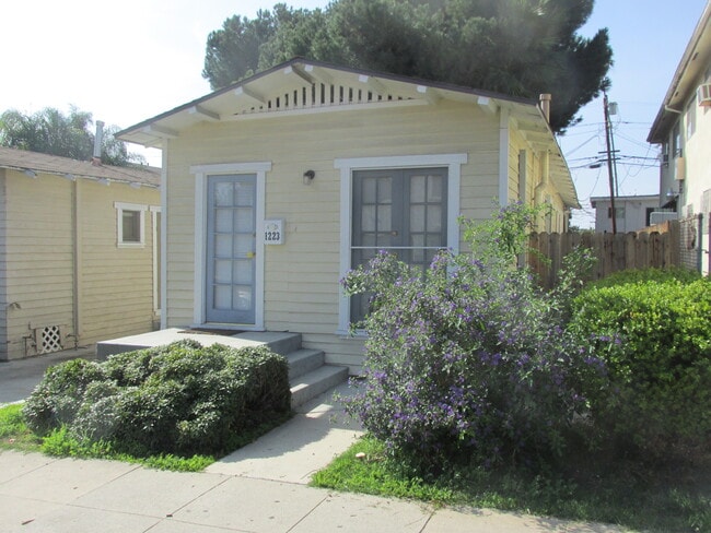 property at 1223 N Hoover St