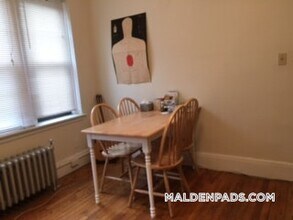 349 Pleasant St in Malden, MA - Foto de edificio - Building Photo