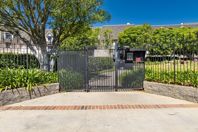Chateau Chamberay in Los Angeles, CA - Building Photo - Building Photo