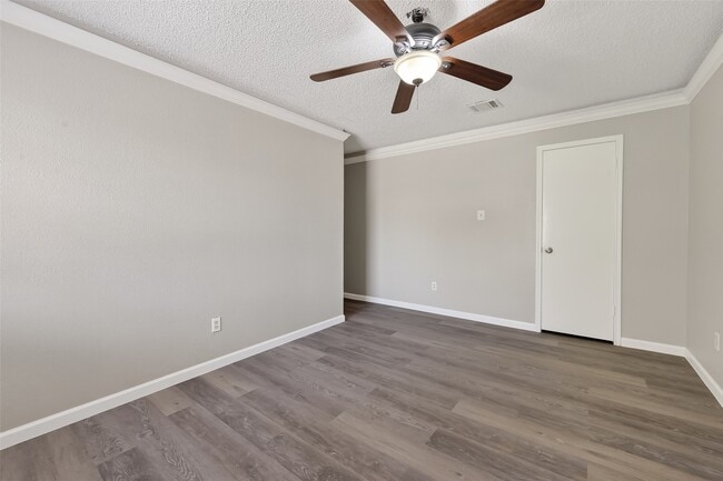 4002 Cedar Ridge Ct in Houston, TX - Foto de edificio - Building Photo