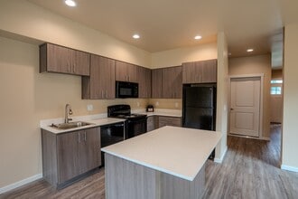 5787 Joynak St S in Salem, OR - Foto de edificio - Building Photo