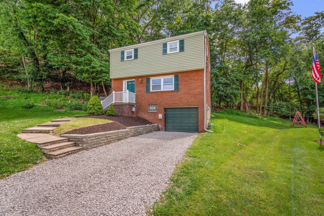 173 Greenview Dr in Verona, PA - Building Photo