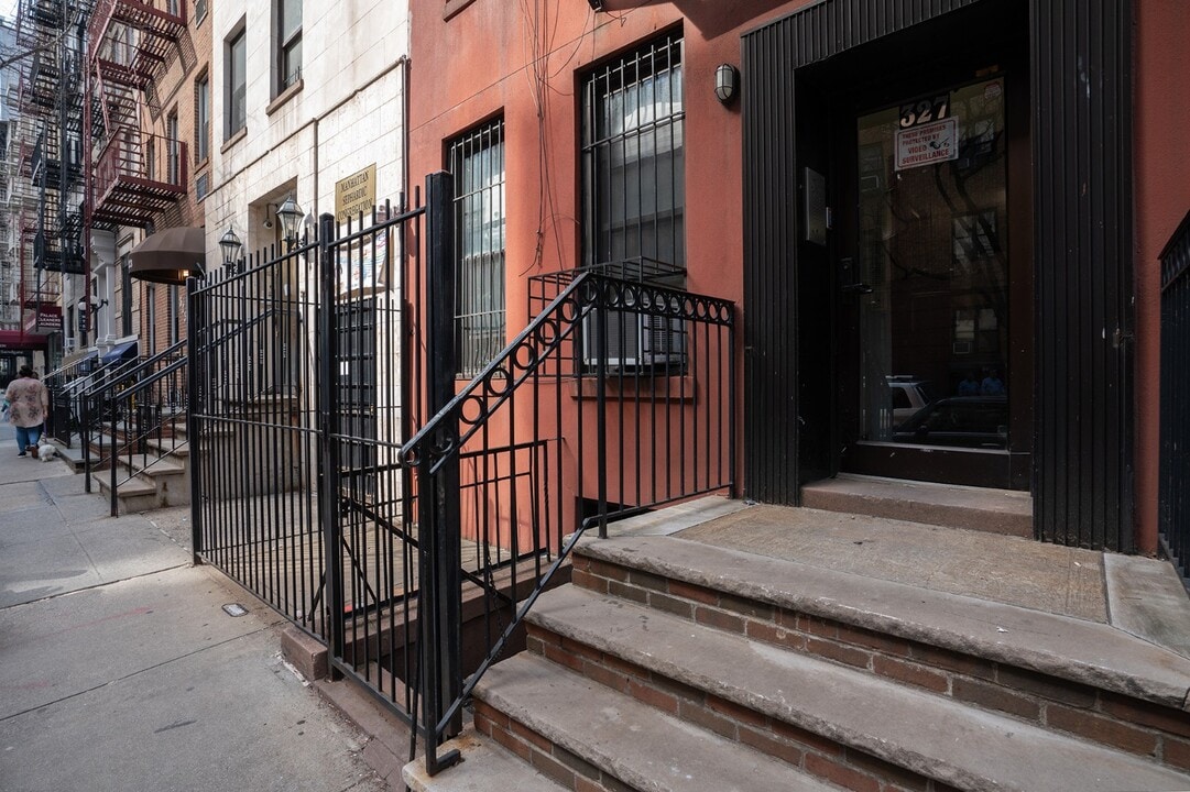 327 E 75th St in New York, NY - Building Photo