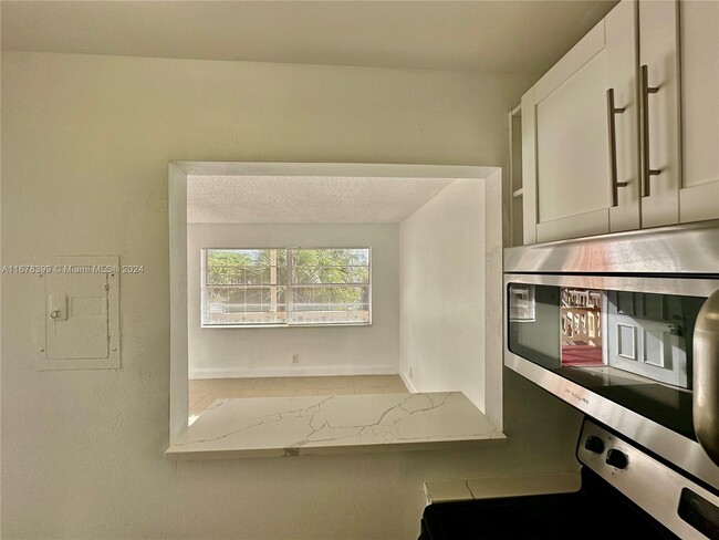 241 SE 9th Ave, Unit 207 in Pompano Beach, FL - Building Photo - Building Photo