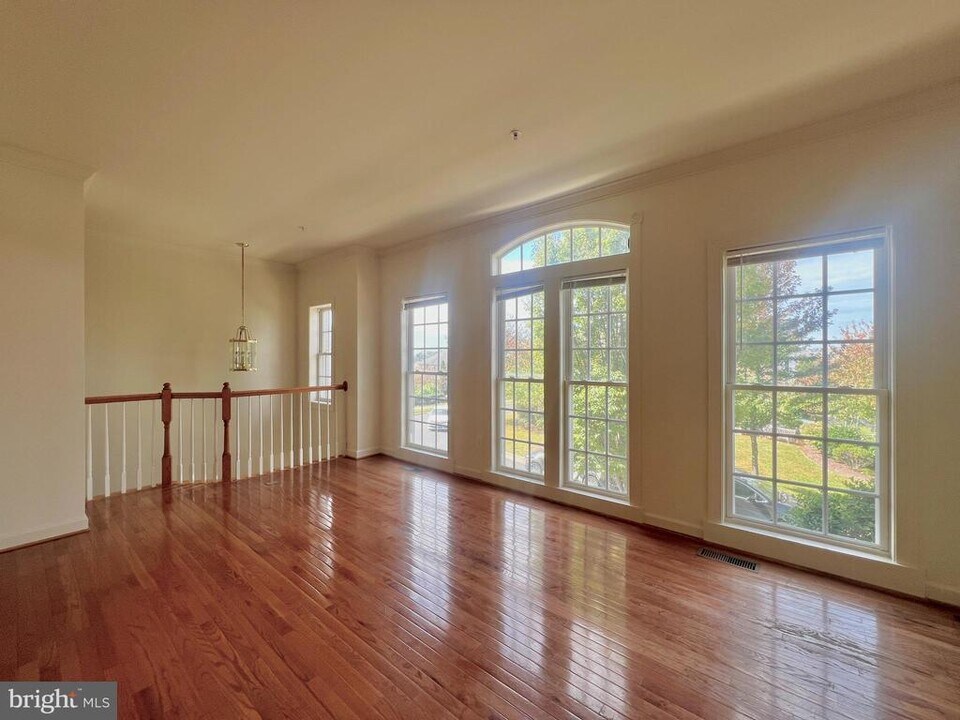 12919 Benton Park Cir in Clarksburg, MD - Foto de edificio