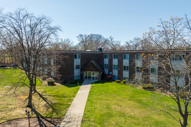 Century Estates Condominiums in Framingham, MA - Foto de edificio - Building Photo