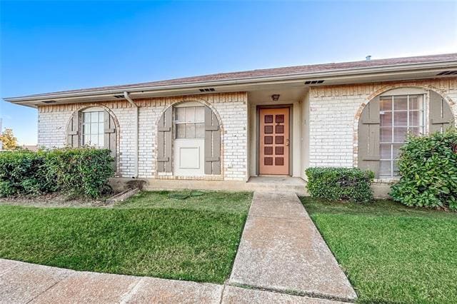 1 W Mountain Creek Dr in Grand Prairie, TX - Building Photo - Building Photo