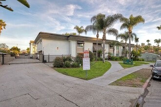 The Village at La Mesa in La Mesa, CA - Foto de edificio - Building Photo
