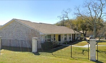 1201 N Live Oak St in Rockport, TX - Building Photo - Building Photo