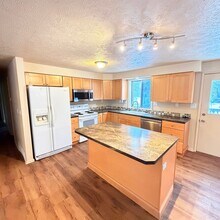 906 Summit Dr in Cheney, WA - Building Photo - Building Photo