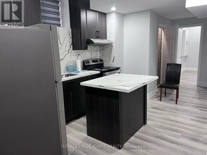 90 Merlin St in Oakville, ON - Building Photo - Building Photo