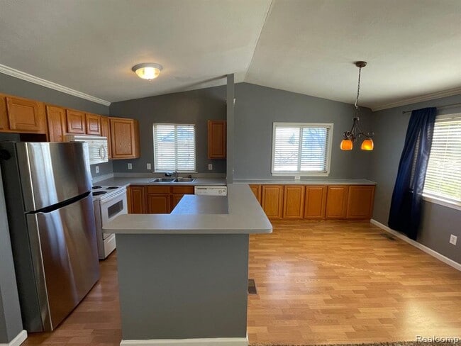 1136 Lakeview Cir in Grand Blanc, MI - Building Photo - Building Photo