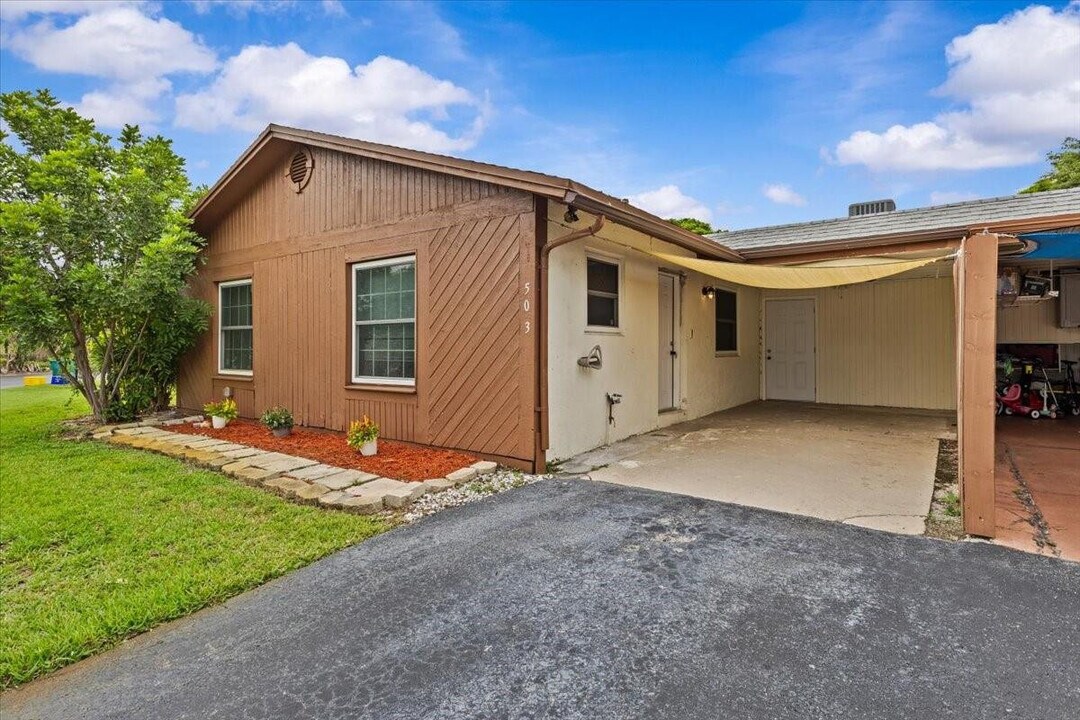 503 SE 5th Cir in Boynton Beach, FL - Foto de edificio