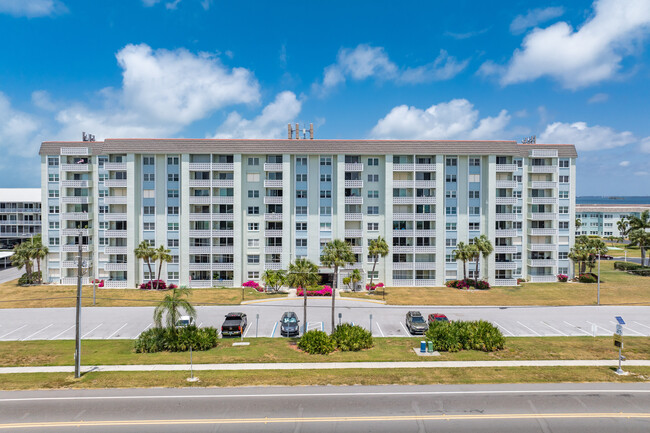 Royal Stewart Arms in Dunedin, FL - Building Photo - Building Photo