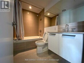 50 Charles St E in Toronto, ON - Building Photo - Building Photo