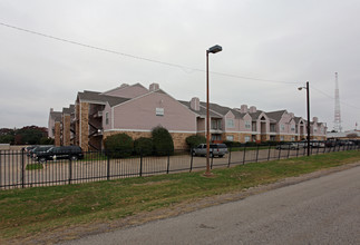 Westmount Place Apartments in Dallas, TX - Building Photo - Building Photo