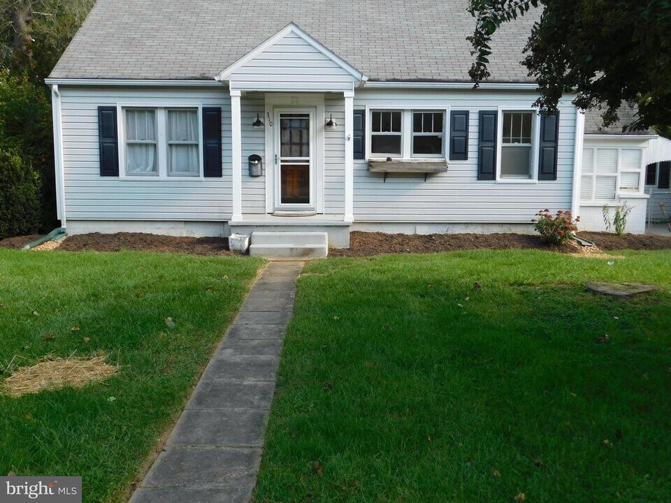 310 Walnut St in Berryville, VA - Building Photo