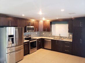 20130 NW 59th Ct in Hialeah, FL - Building Photo - Building Photo