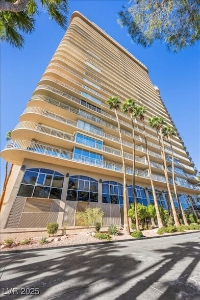 3111 Bel Air Dr in Las Vegas, NV - Foto de edificio - Building Photo