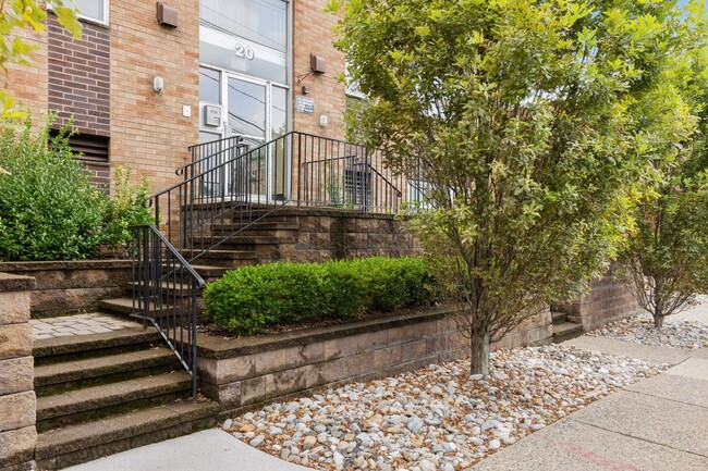 20 W Church St in Bergenfield, NJ - Foto de edificio - Building Photo