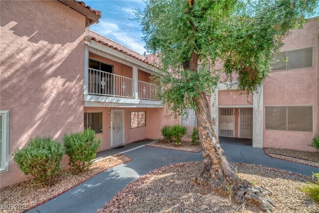 2234 E Desert Inn Rd in Las Vegas, NV - Building Photo - Building Photo