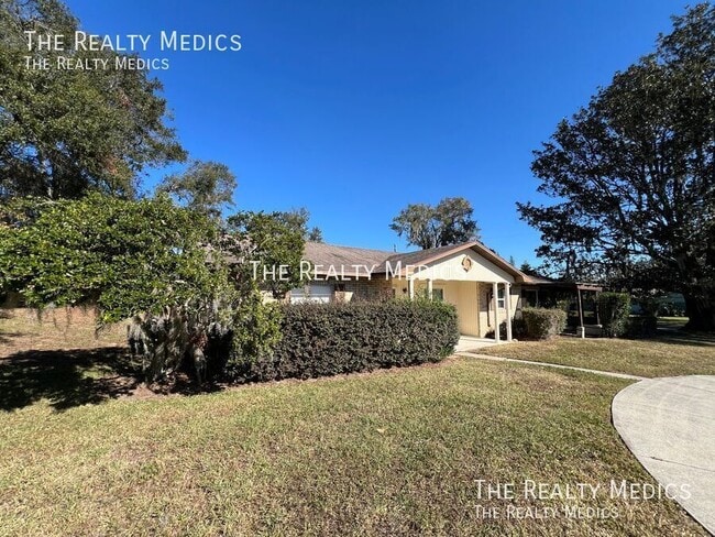 218 Temple Cir in Eustis, FL - Building Photo - Building Photo