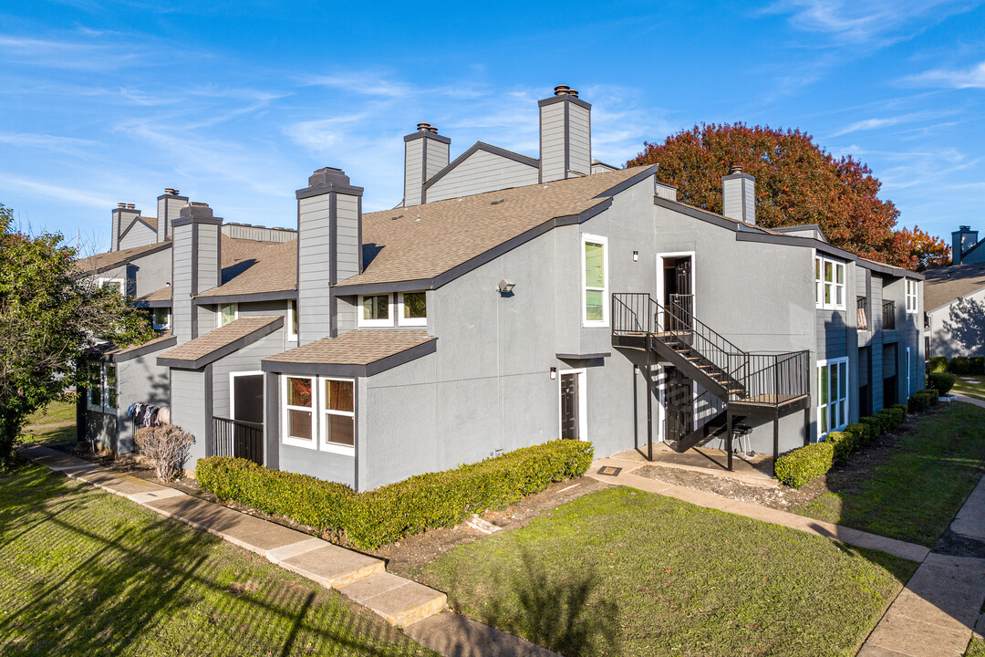 Trinity Meadows Condominiums in Dallas, TX - Building Photo