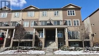 522 Clearbrook Dr in Ottawa, ON - Building Photo