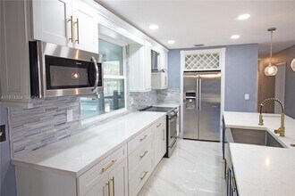 6802 NW 78th St in Tamarac, FL - Building Photo - Building Photo