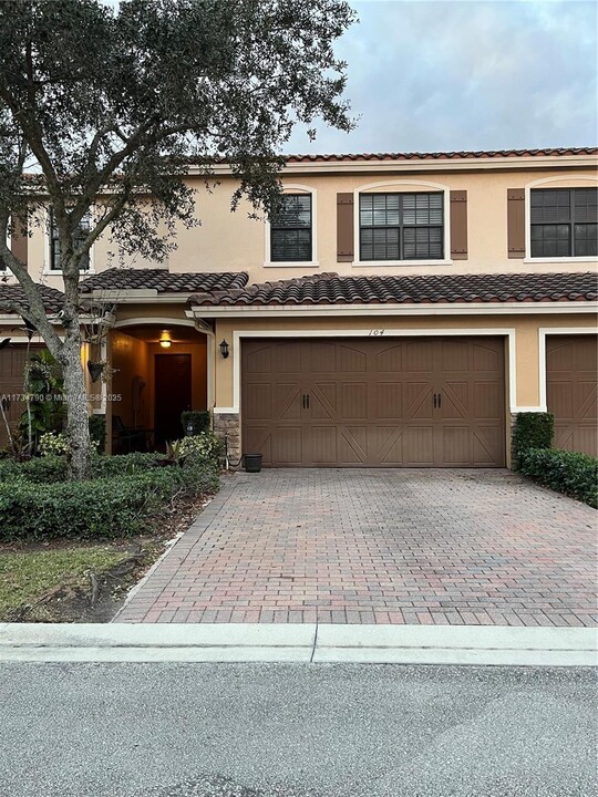 104 Riverwalk Cir E in Plantation, FL - Building Photo