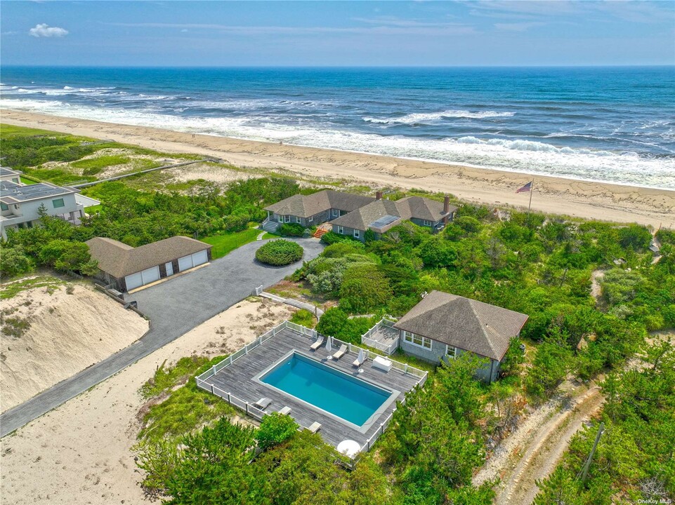 210 Dune Rd in Quogue, NY - Foto de edificio