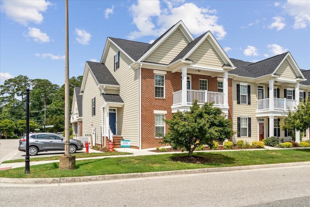 208 Laydon Way in Yorktown, VA - Building Photo