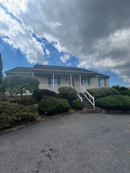 100 Wyndham Hill Dr in Fishersville, VA - Foto de edificio