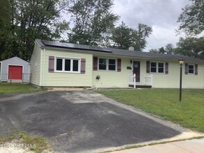 6 Redwood Rd in Howell, NJ - Building Photo - Building Photo