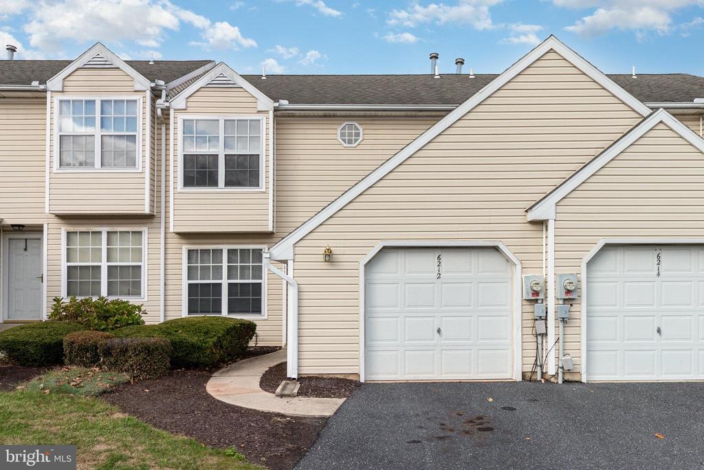 6212 Spring Knoll Dr in Harrisburg, PA - Building Photo