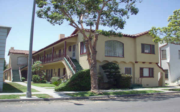 2125 Chestnut Ave in Long Beach, CA - Building Photo